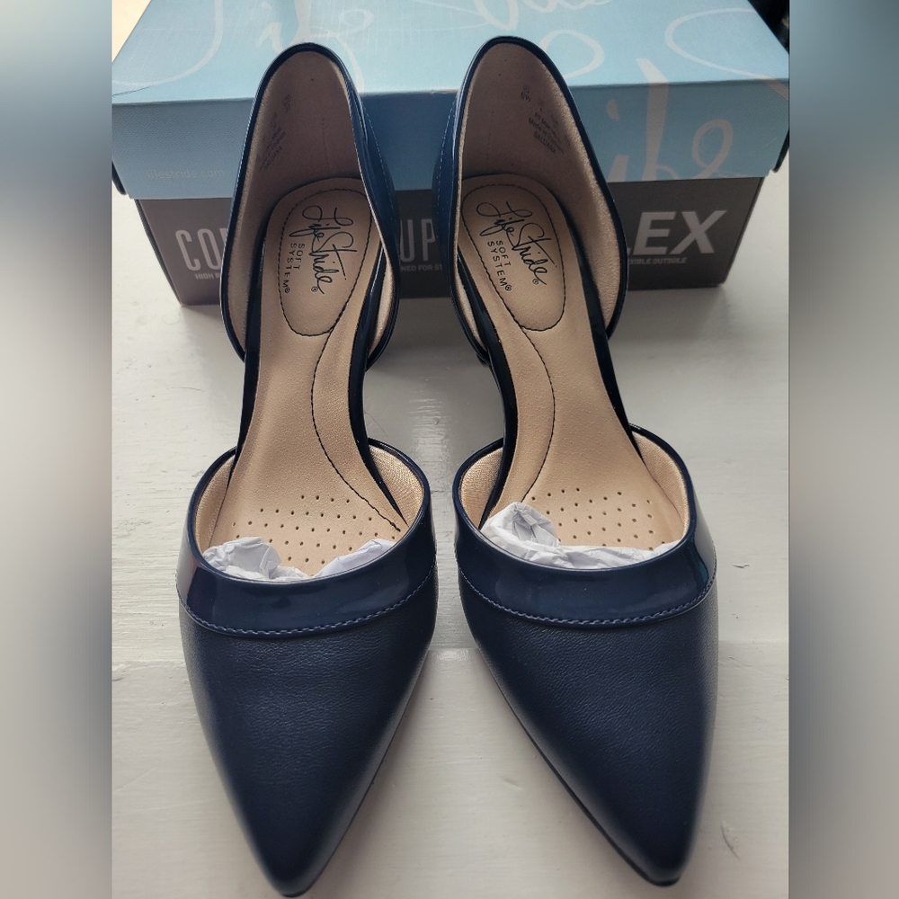 Life stride Navy Saldana pumps  Size 6W